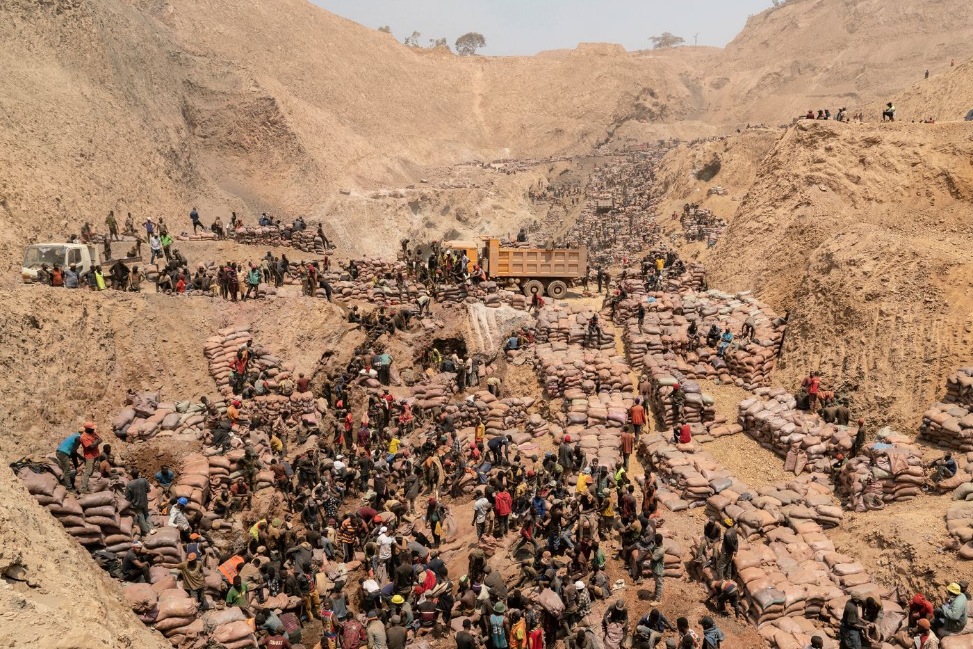 Creuseurs à la mine artisanale de cobalt de Shabara, près de Kolwezi, en République démocratique du Congo